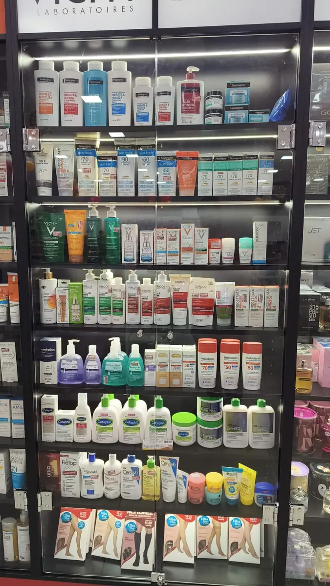 Expositor de produtos para cuidados com a pele na DrogaShop