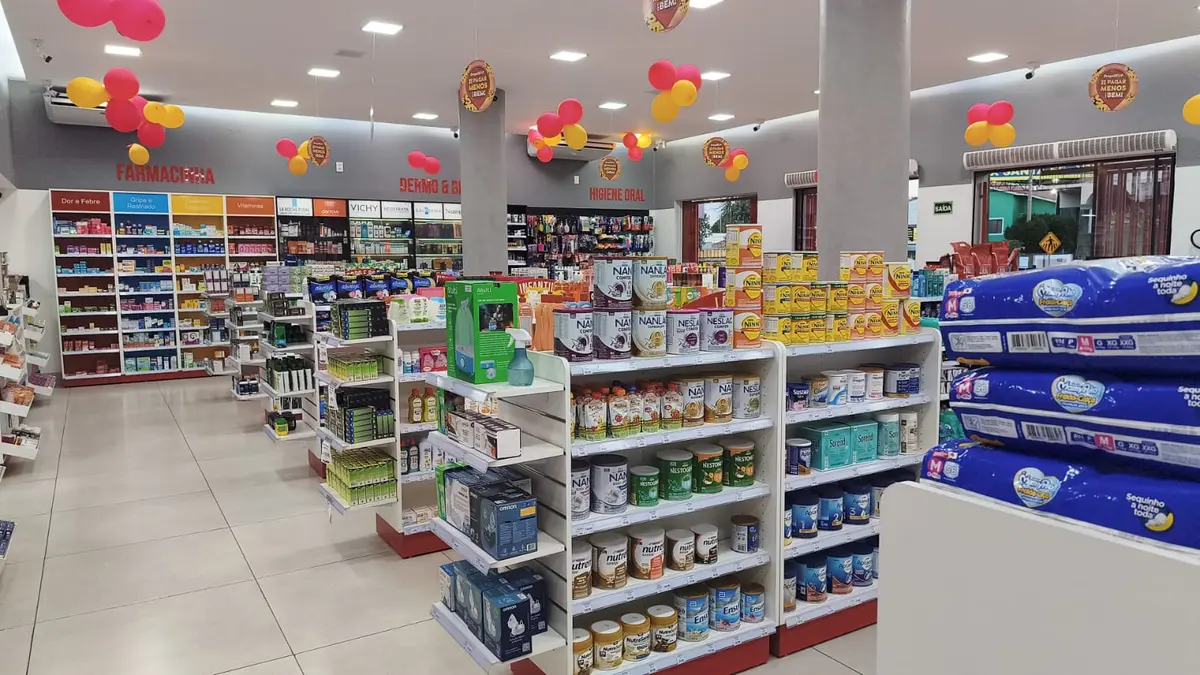 Corredores e variedade de produtos da DrogaShop
